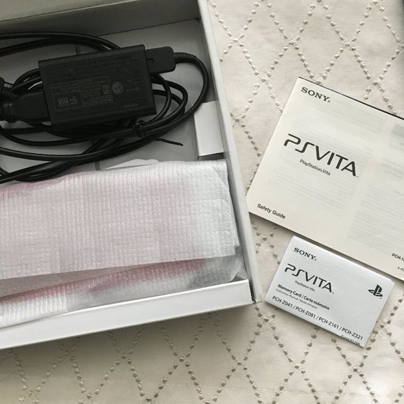 Assassin's Creed III Liberation PlayStation Vita Wi-Fi Bundle PS Vita 10… - Picture 6 of 16